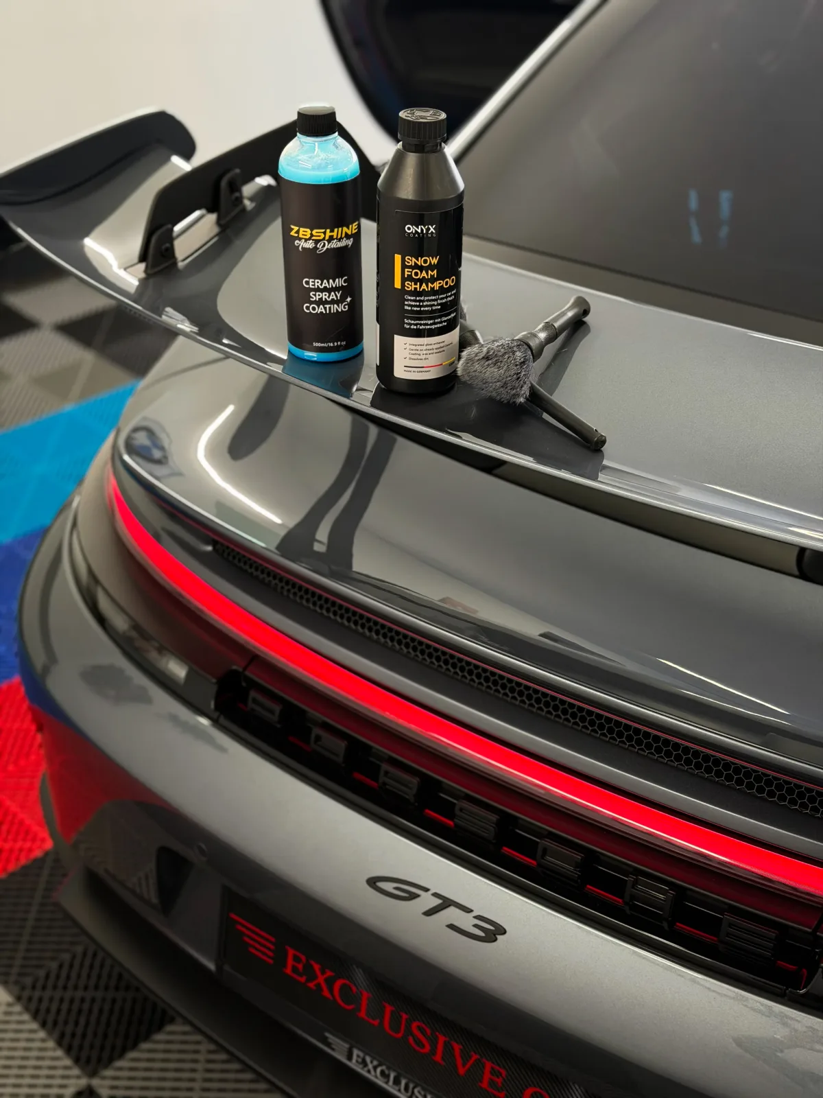 Přípravky pro keramickou ochranu a detailingový štětec na křídle Porsche 911 GT3