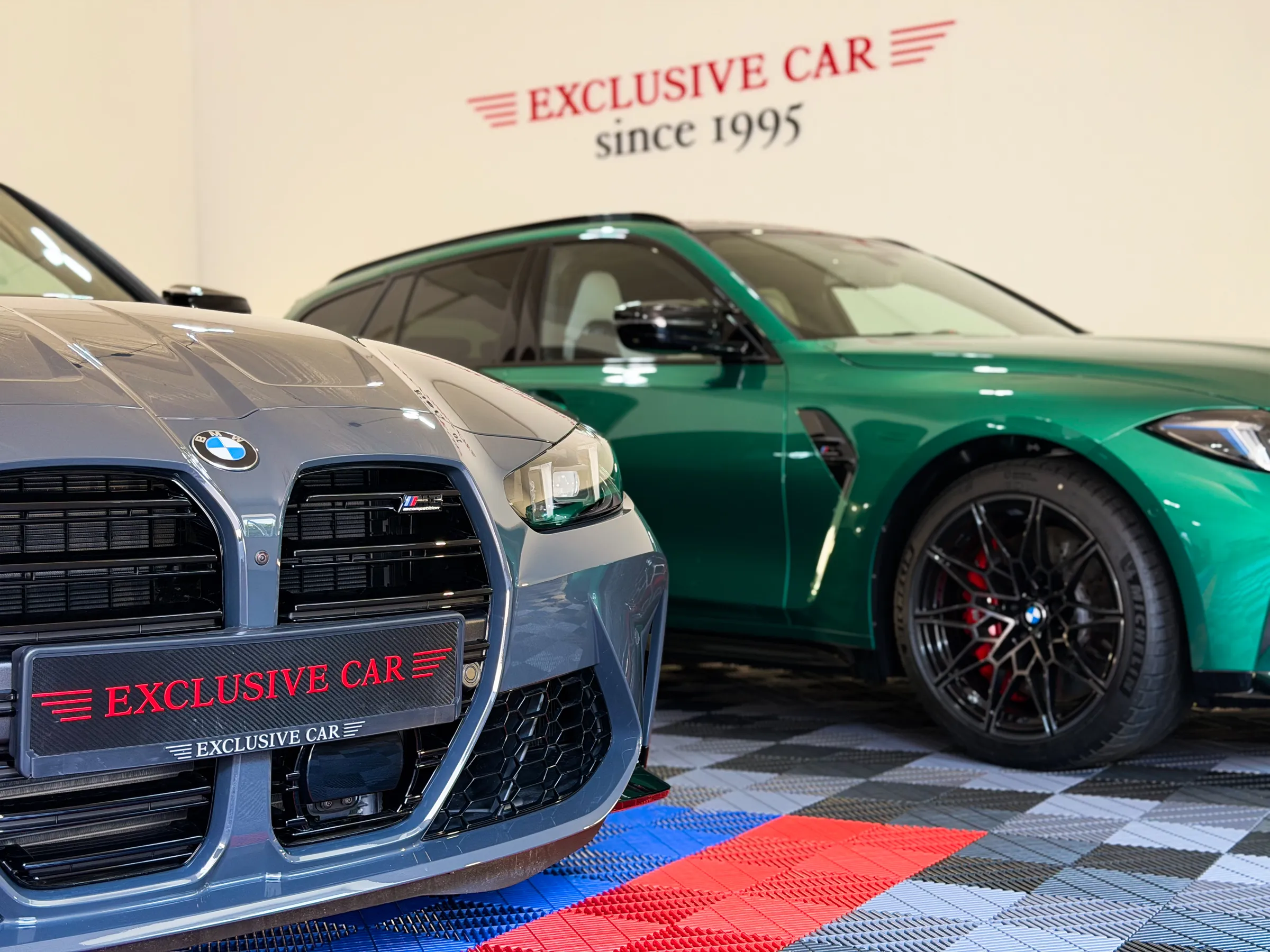 BMW M3 a zelené BMW M3 Touring v showroomu Exclusive Car