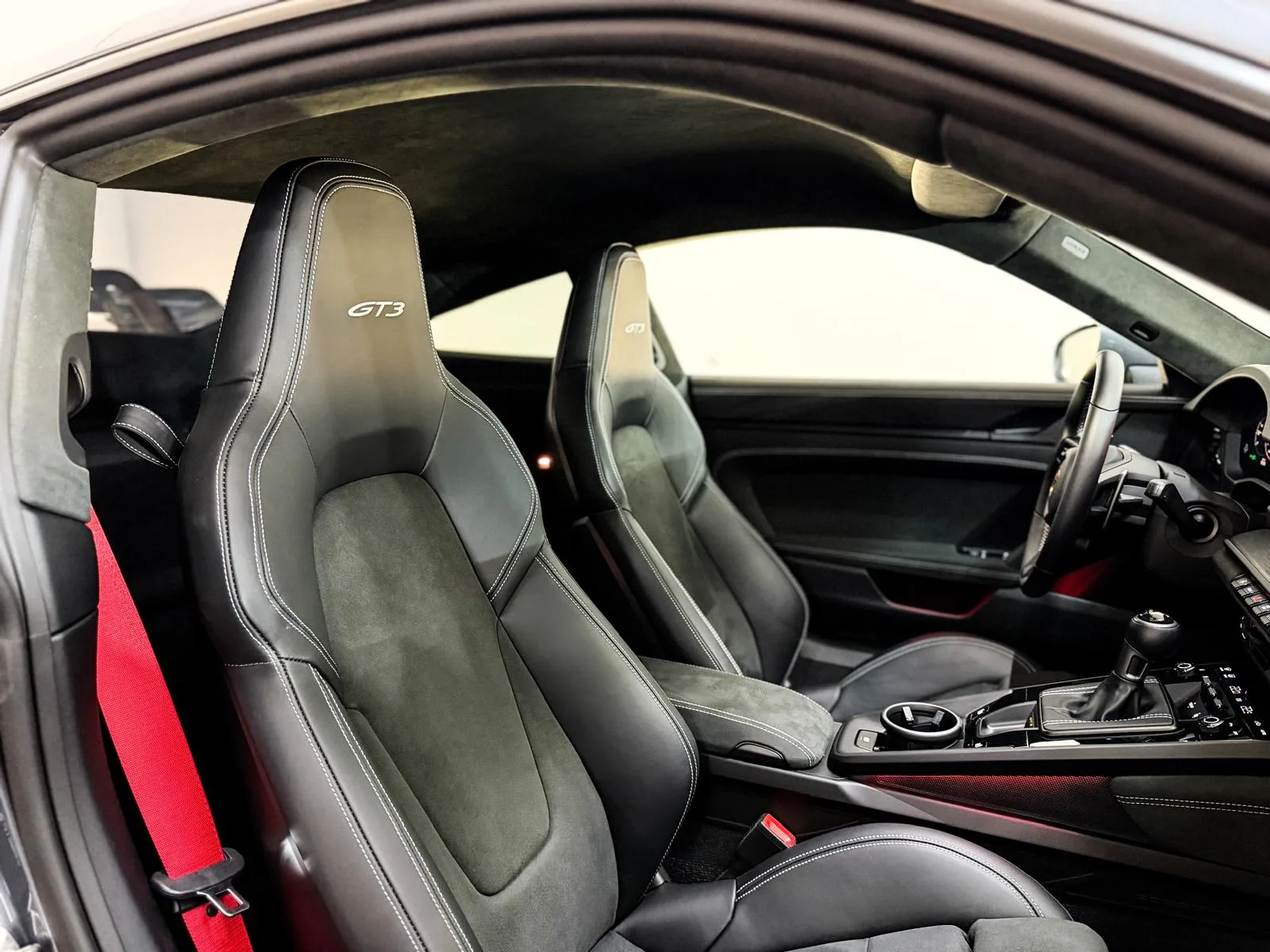 Sportovní sedačky z kůže a alcantary v interiéru Porsche 911 GT3